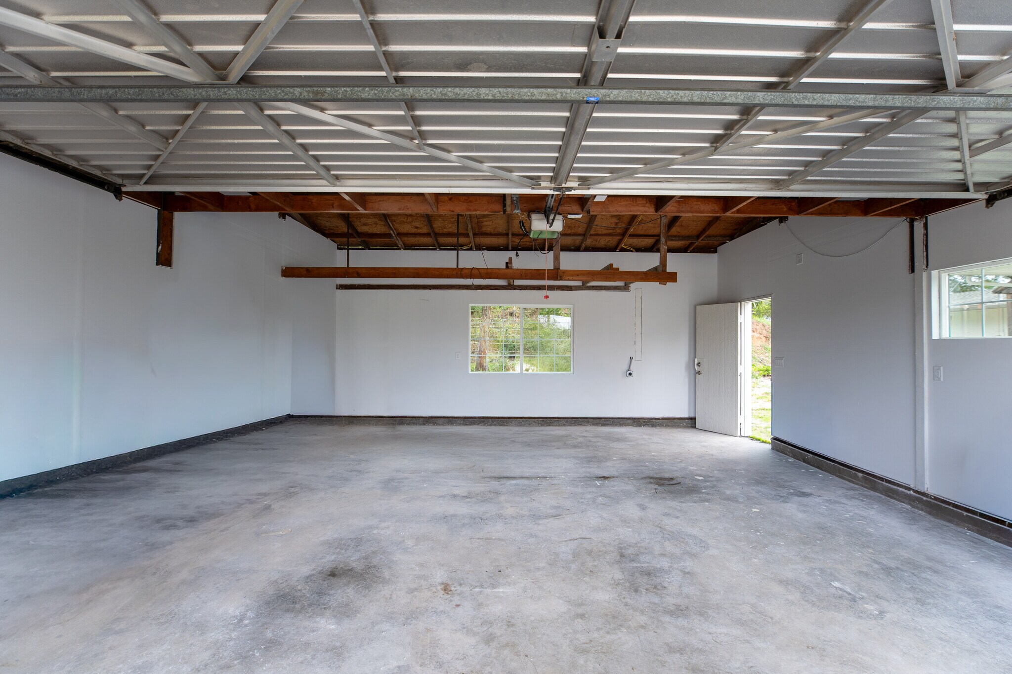 Building Photo - 384 Crazy Horse Canyon Rd