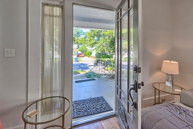 Building Photo - Adorable Bungalow in Highly Sought-After C...