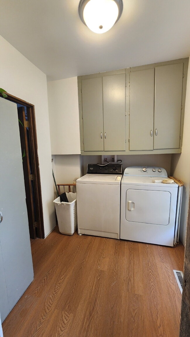 Building Photo - 4+ Bedroom Home Near Local Schools and Parks - Available May 1st!