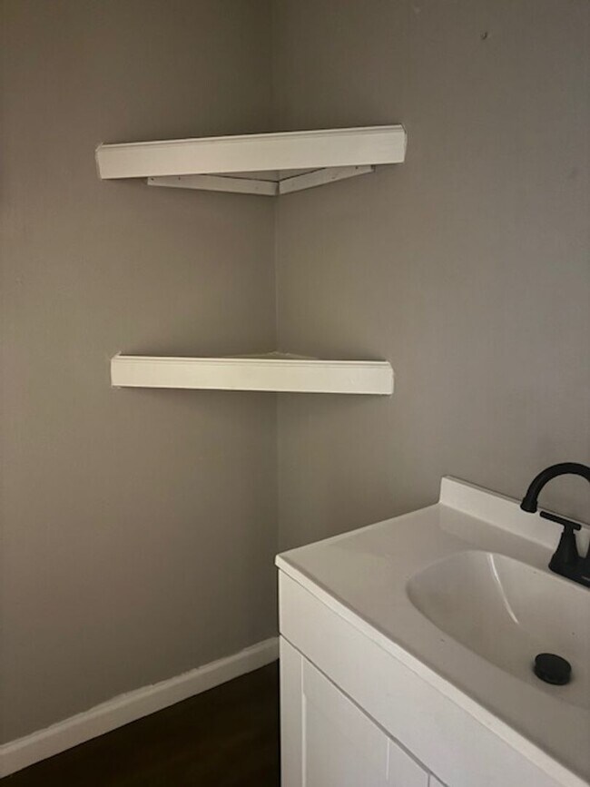 Building Photo - 106-106 Jester Cir