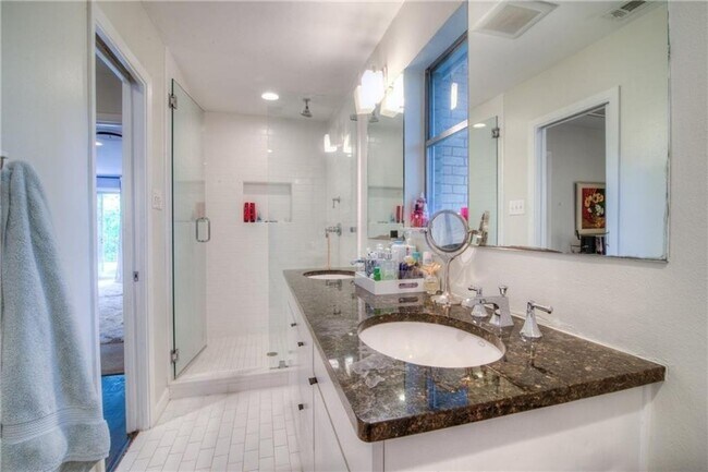 Building Photo - Tarrytown STUNNER!!!