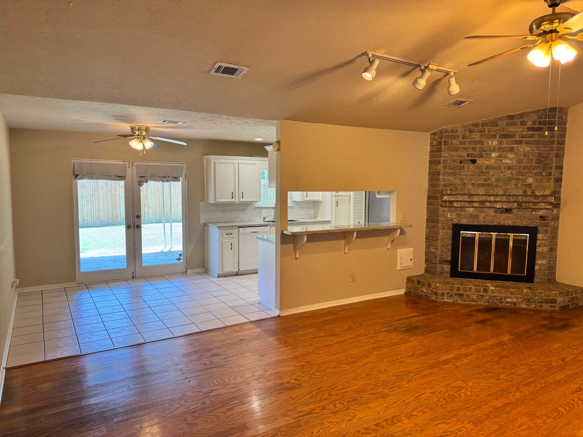 Building Photo - 9811 Charter Ridge Dr