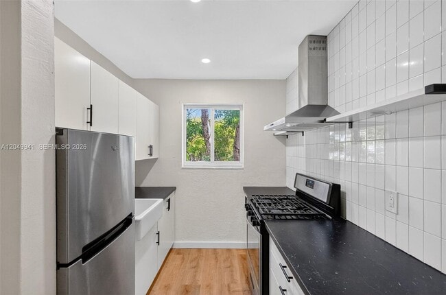 Building Photo - 428 Collins Ave