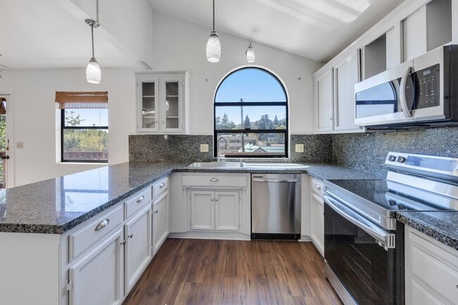 Building Photo - Charming Newly Remodeled 2 Bedroom Home in...