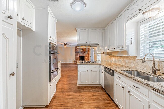 Building Photo - Beautifully Updated 3/2/2 in Bedford Ready...