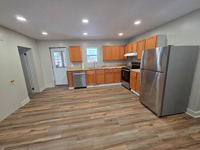 Building Photo - Four Bedroom House Available in Battle Creek!