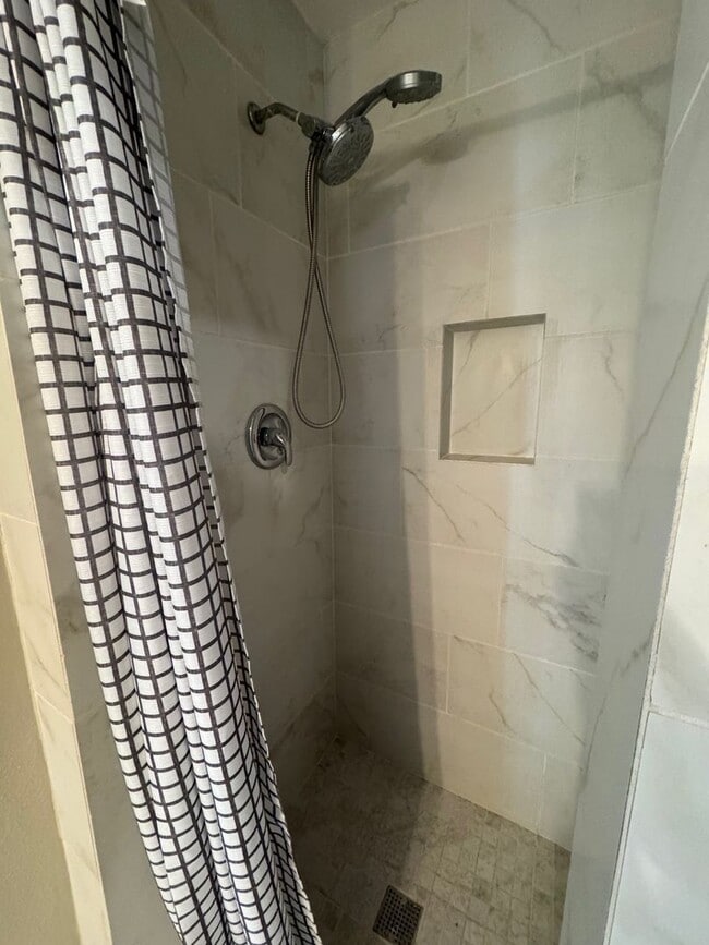 Building Photo - Large 4 bedroom 2 Bathroom for rent
