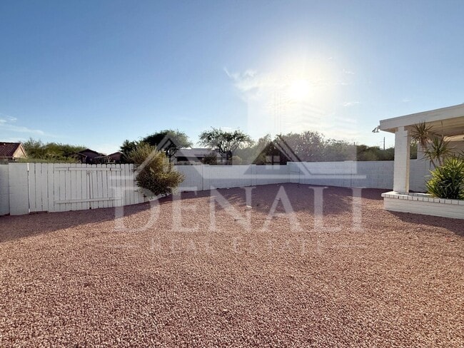 Building Photo - 15076 N Escondido Dr