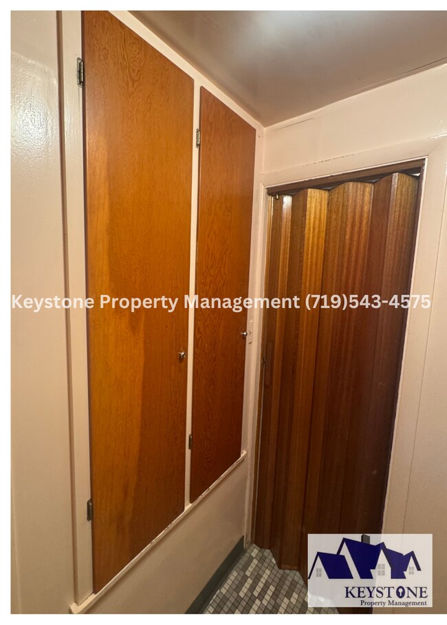 Building Photo - St. Charles Mesa! Spacious 4 Bedroom/1.5 B...