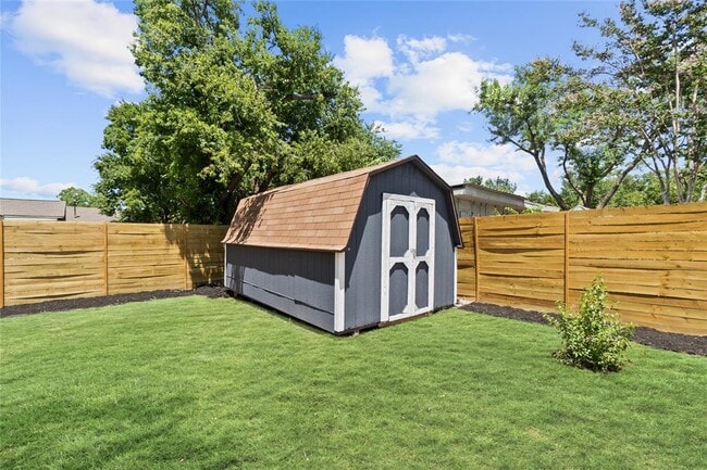 Building Photo - 106 E Lola Dr