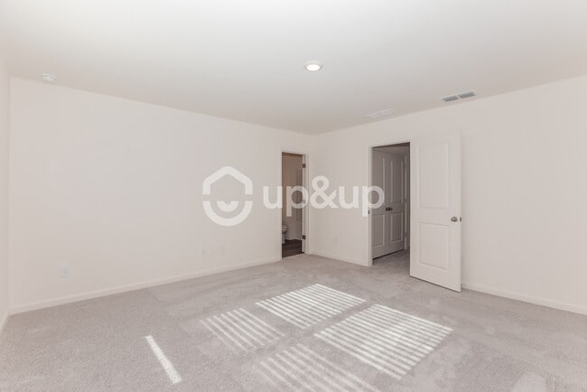 Building Photo - Fantastic 3bd/2.5ba home! Coming soon!