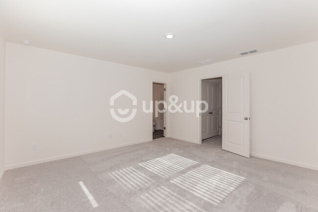Building Photo - Fantastic 3bd/2.5ba home! Coming soon!