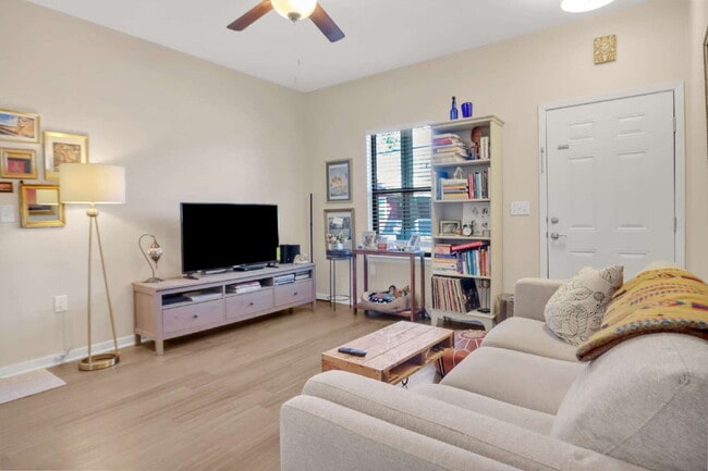 Building Photo - 522 Arthur St