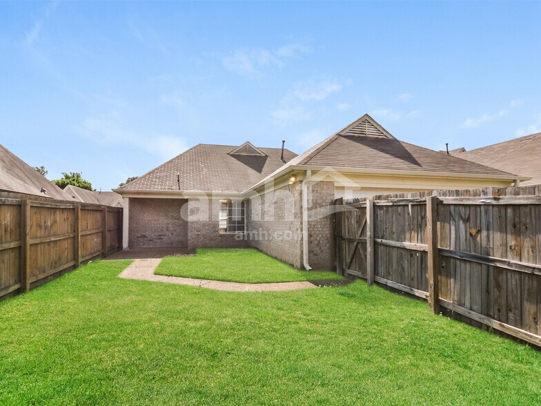 Building Photo - 1110 E Cortona Cir