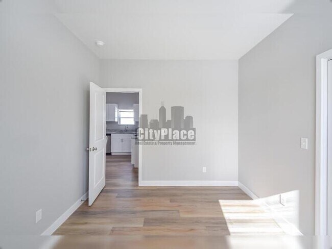 Building Photo - 2801 E Riverside Dr