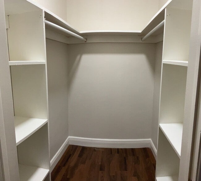 Building Photo - Spacious 1/1 in Central Location! Get Up to $2,000 Off + No Utility Connection Fee