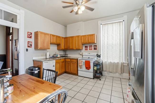 Building Photo - 6 bed/2 bath on Rohs St., Mins. from UC for Only $650/pp ($3900/mo)!