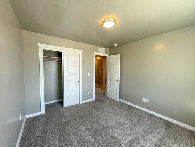 Building Photo - 2592 E Blackstone Dr