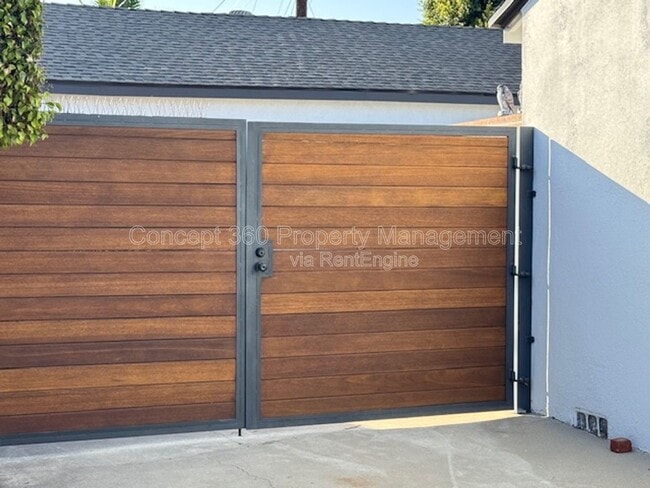 Building Photo - 2061 Lomina Ave