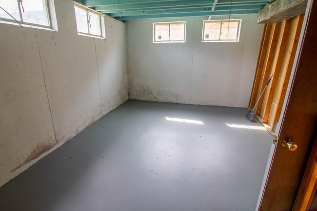 Building Photo - 3 bedroom 2 bathroom Ranch