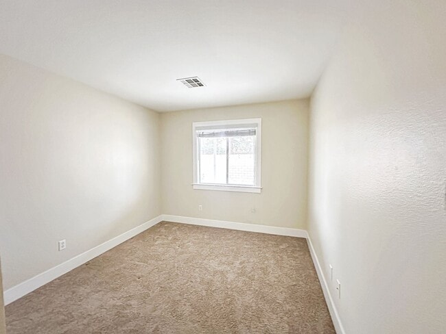 Building Photo - SINGLE STORY 3 BEDROOM HOME IN HENDERSON