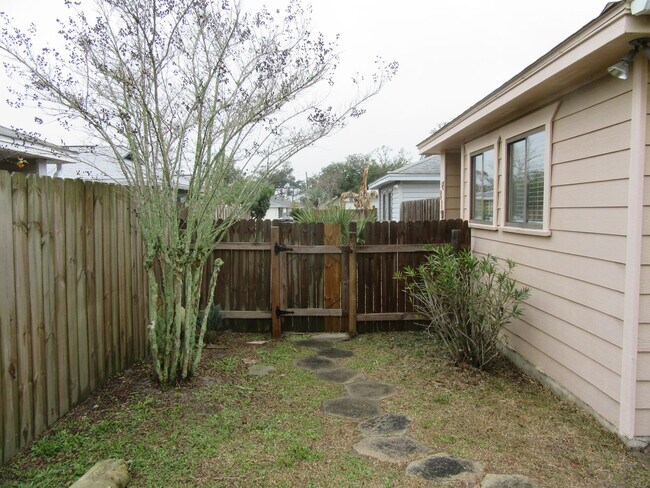 Building Photo - 820 Premier Dr