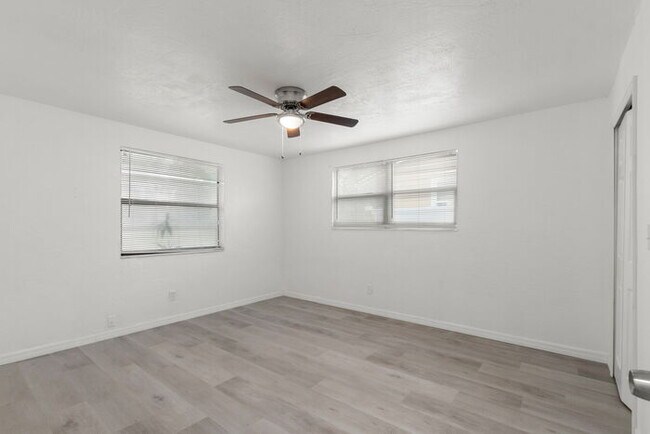 Building Photo - NEWLY RENOVATED Home For Rent in St Petersburg!
