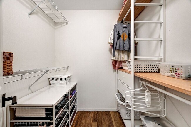 Building Photo - 2 Bedroom Condo w/ Patio & 1 Car Attached ...