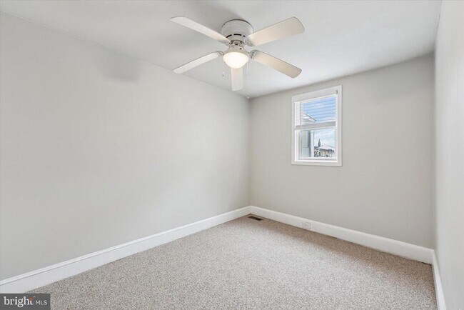 Building Photo - 158 Green Ln