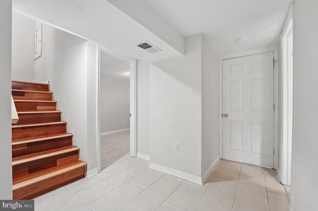 Building Photo - 229 Cabbel Dr