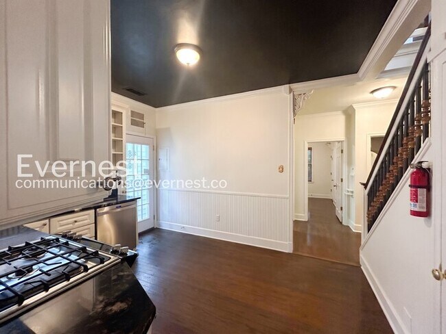 Building Photo - 756 S Willett St