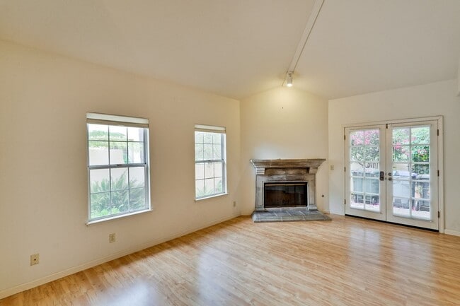 Building Photo - Lovely and spacious 3BR 2.5BA townhouse in...