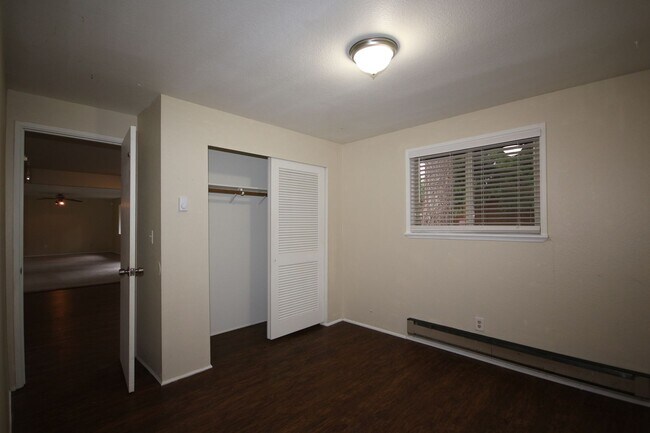 Building Photo - Spacious 3 bedroom, 2 bath home in Northea...