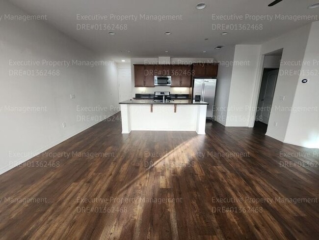 Building Photo - 3 bedroom/ 2.5 bathroom town home located in a secured gated community.