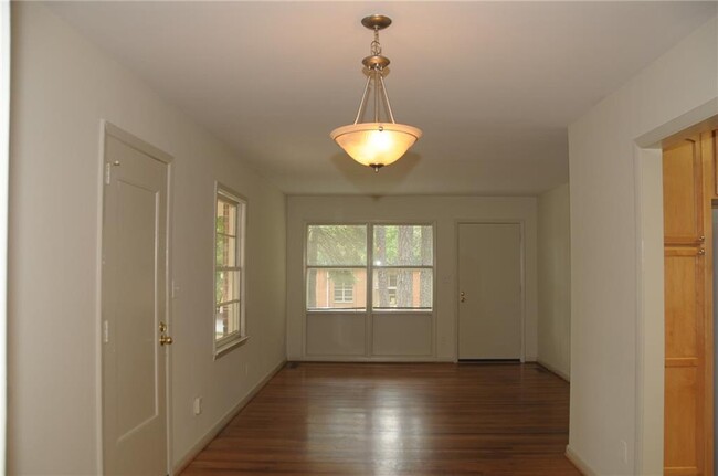 Building Photo - 3174 Vine Cir