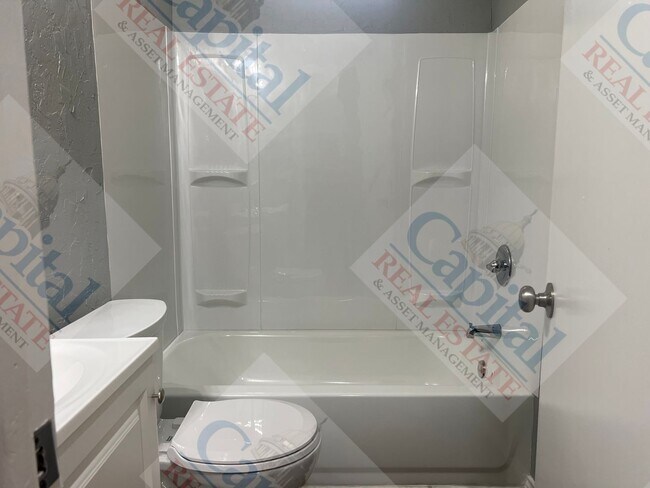 Building Photo - Cozy 2 Bedroom