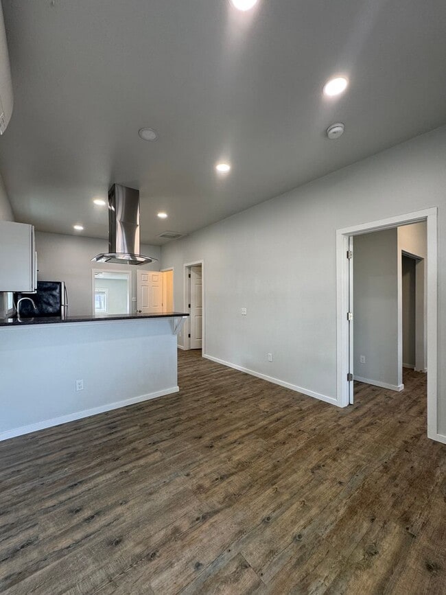 Building Photo - Beautifully Remodeled House