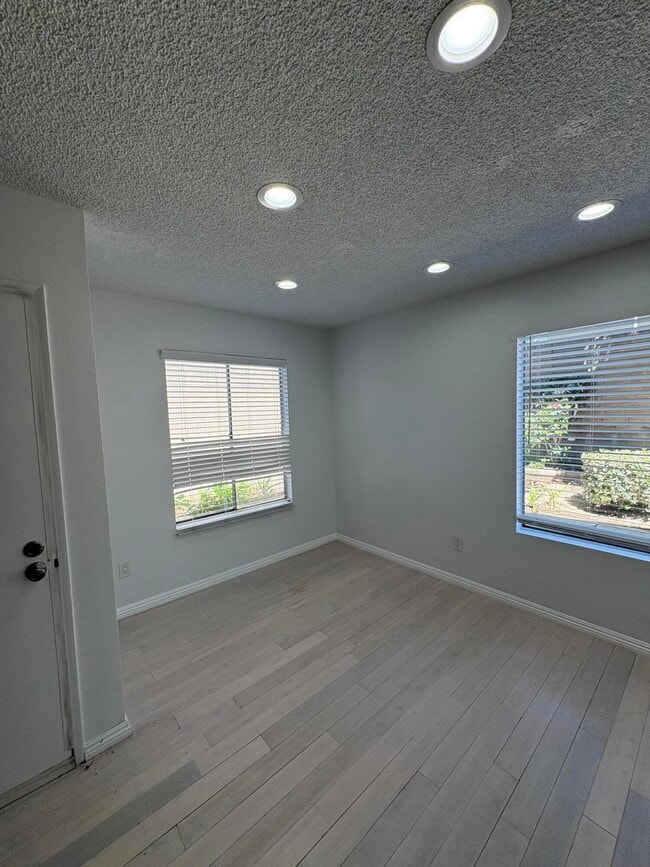 Building Photo - 2339 Lillyvale Ave