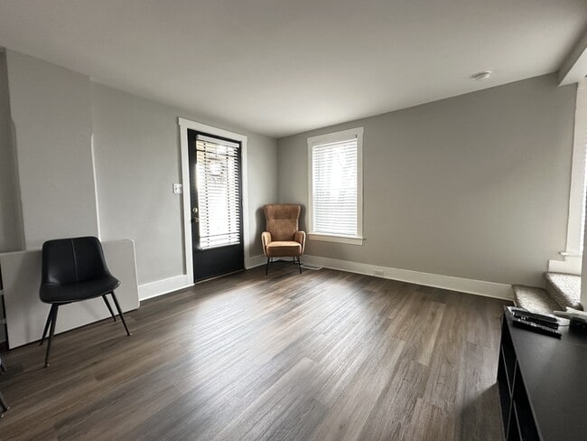 Building Photo - 610 E Main St