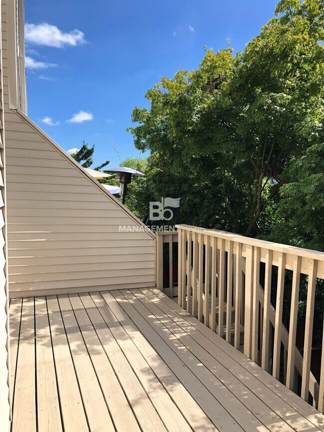 Building Photo - Gorgeous John's Landing Townhome- Luxurious Interior Renovation!
