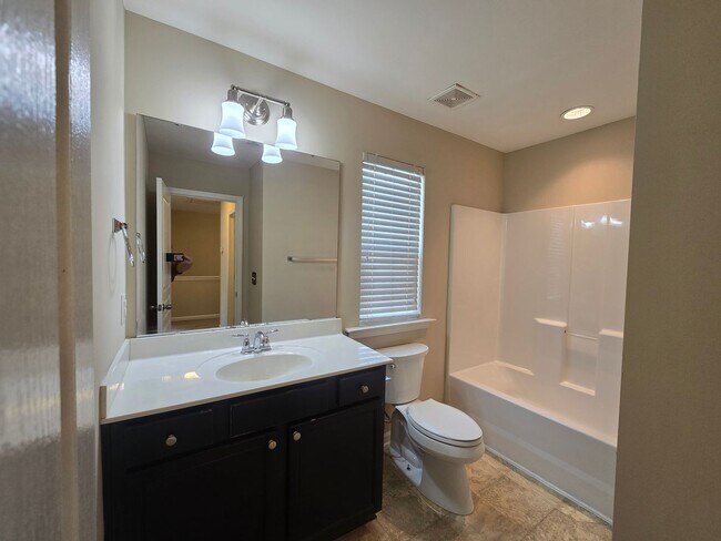 Building Photo - Spacious 4BR, 2.5BA Home with Screened Pat...