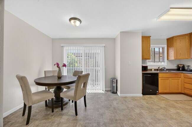 Building Photo - Remodeled 2-Bedroom Gem Near Sac City College