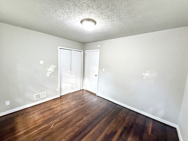 Building Photo - 1317 5 Mile Rd