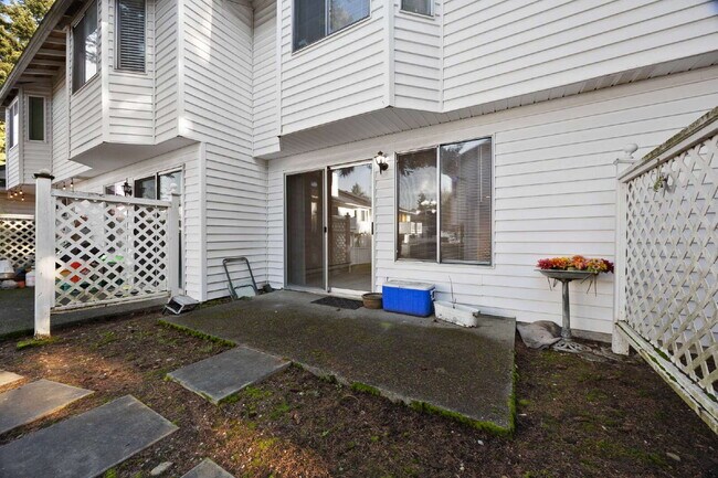 Building Photo - TOWNHOUSE IN KENT! Two story condo/townhouse 2 bedroom 1.5 bathroom TOWNHOUSE in Kent at Colonial...