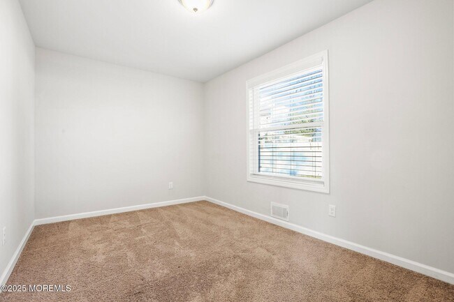 Building Photo - 222 Elmwood Ct