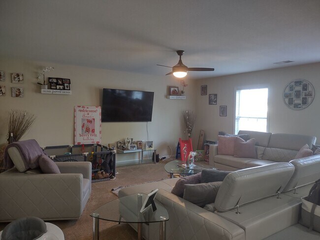 Building Photo - Great Four Bedroom Home in Elgin, SC!