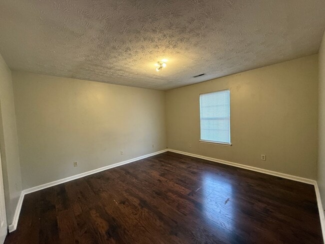 Building Photo - 2 Bedroom pay ONLY Electric!