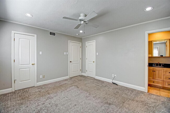 Building Photo - 9638 Meadowglen Ln