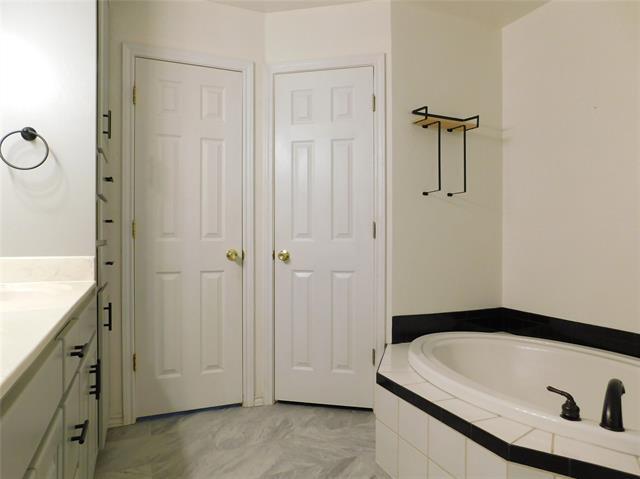 Building Photo - 10971 Lake Crest Dr