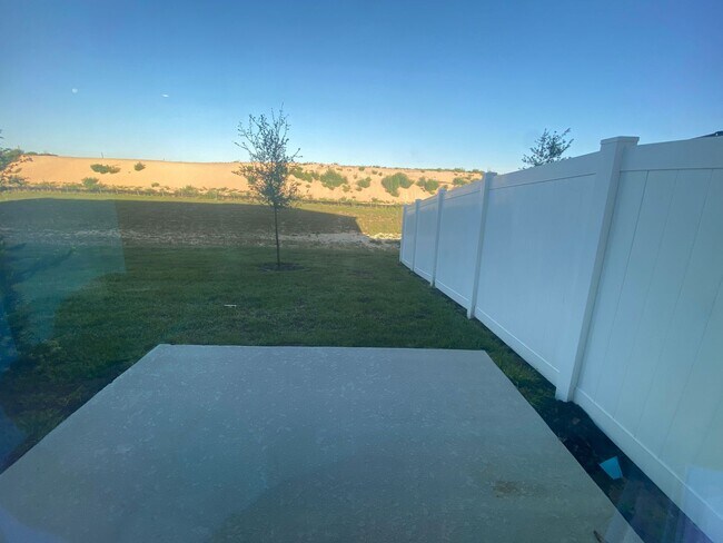 Building Photo - 3 Bedroom 2.5 Bath Townhouse in Davenport ...